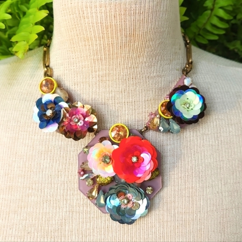 Blooming Sequin Paillete Brulee Pendant Style Statement Necklace, EUC